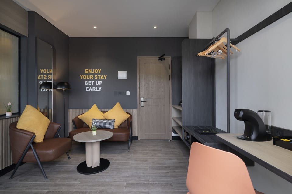 Junior Studio Suite, City View | Living area