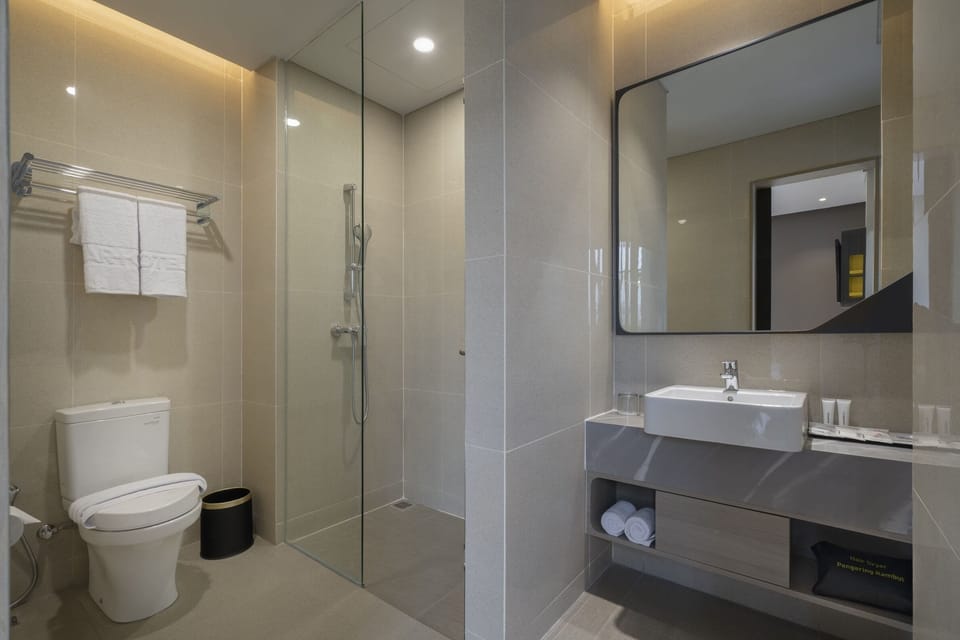 Junior Studio Suite, City View | Bathroom