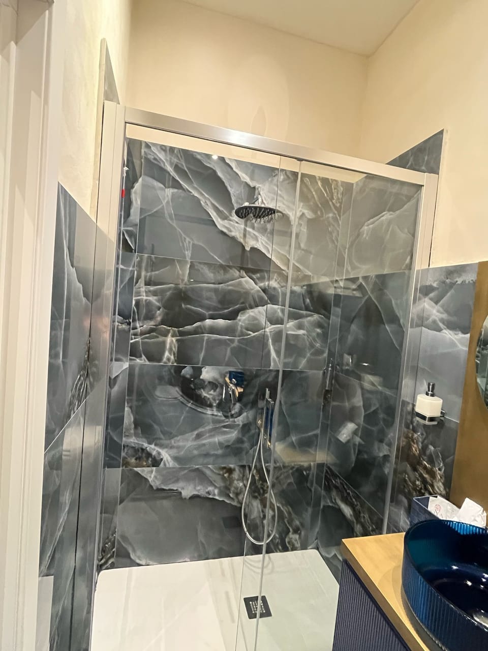 Ferdinand | Bathroom | Shower, rainfall showerhead, free toiletries, hair dryer