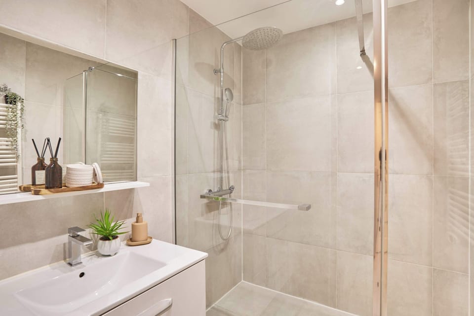 Salle de bain complète avec douche et toilette