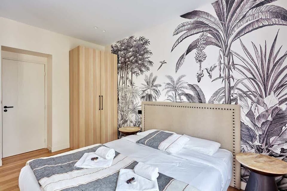 Chambre avec lit double 160 cm et télévision