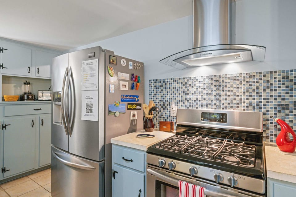 Whether you're whipping up lobster rolls or pancakes, the five-burner gas stove and vented hood have you covered for delicious Cape meals at home.