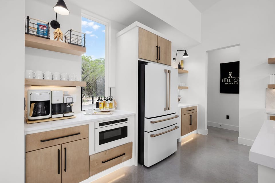 Modern kitchen with everything you need.