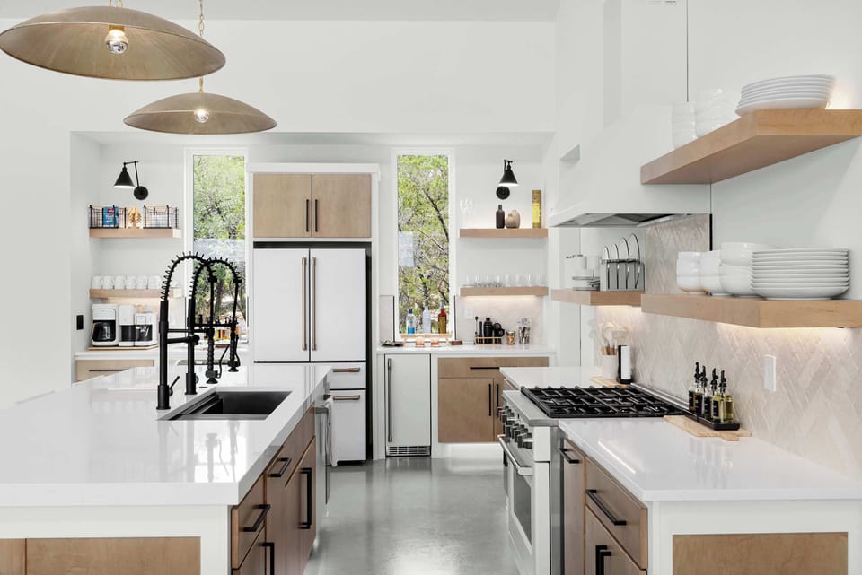 Modern kitchen with everything you need.
