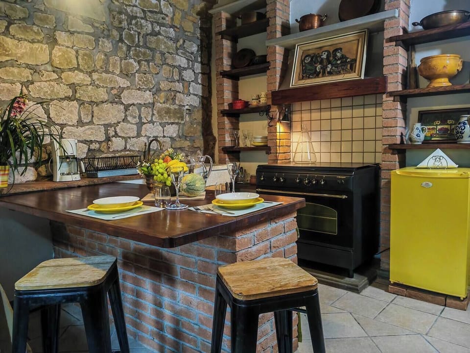 Dettaglio Cucina: penisola e forno