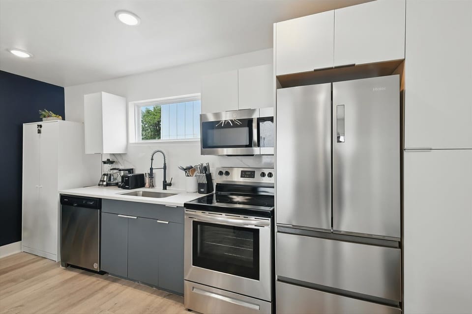Equipped with stainless steel appliances and cooking essentials, you’ll find everything you need in this amazing kitchen to channel your culinary creativity!