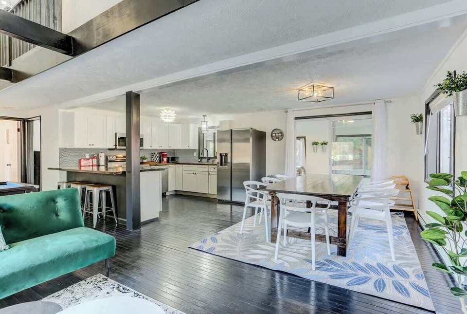 The natural light makes this space even brighter!

