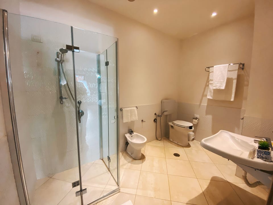 Quadruple Room | Bathroom | Shower