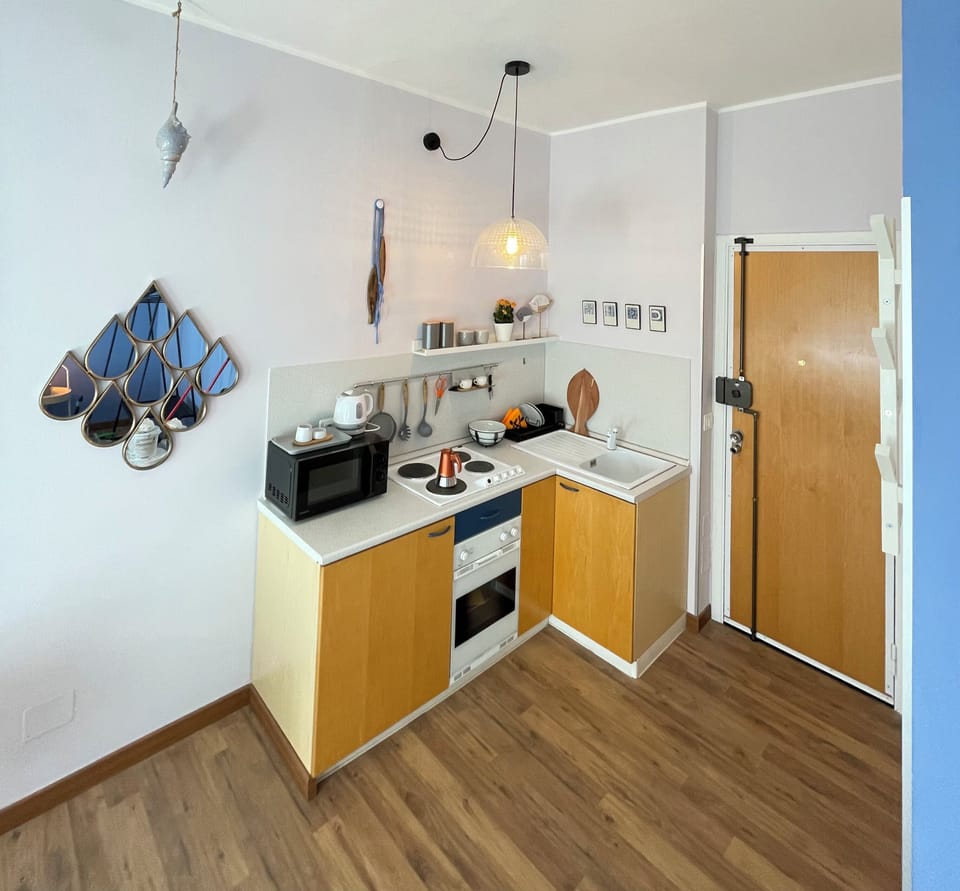 Studio, 1 Double Bed, Garden View | Private kitchen | Electric kettle, dining tables
