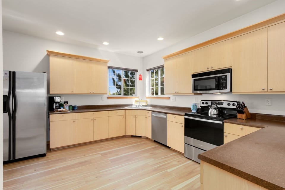 Fully-equipped Kitchen with Stainless Steel Appliances | Everything you need for a home-cooked meal!