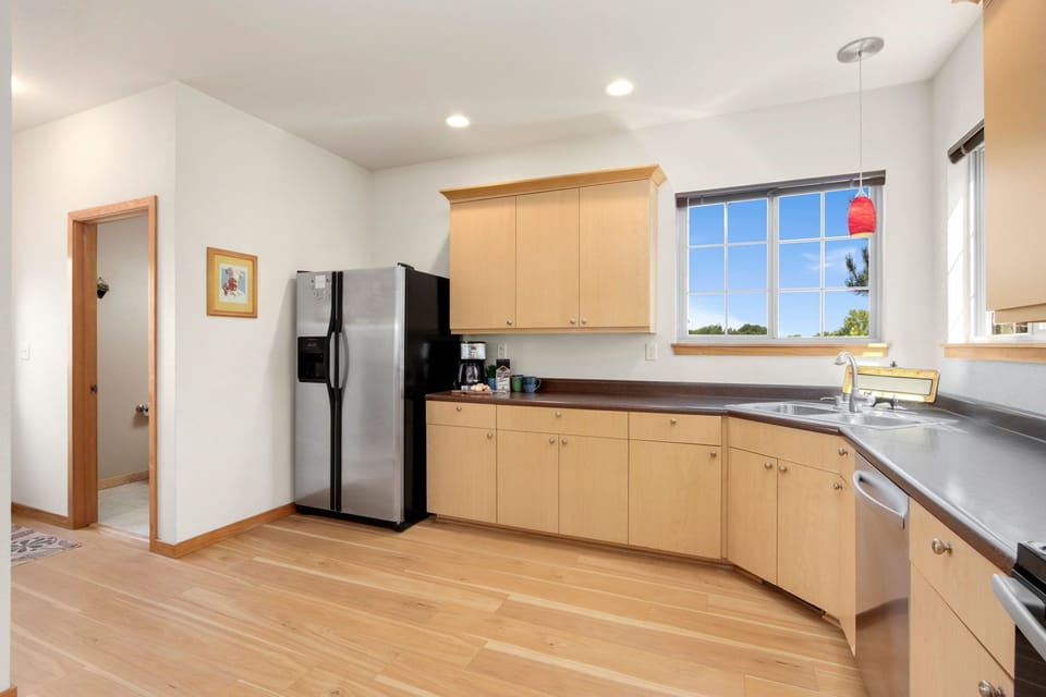 Fully-equipped Kitchen with Stainless Steel Appliances | Everything you need for a home-cooked meal!