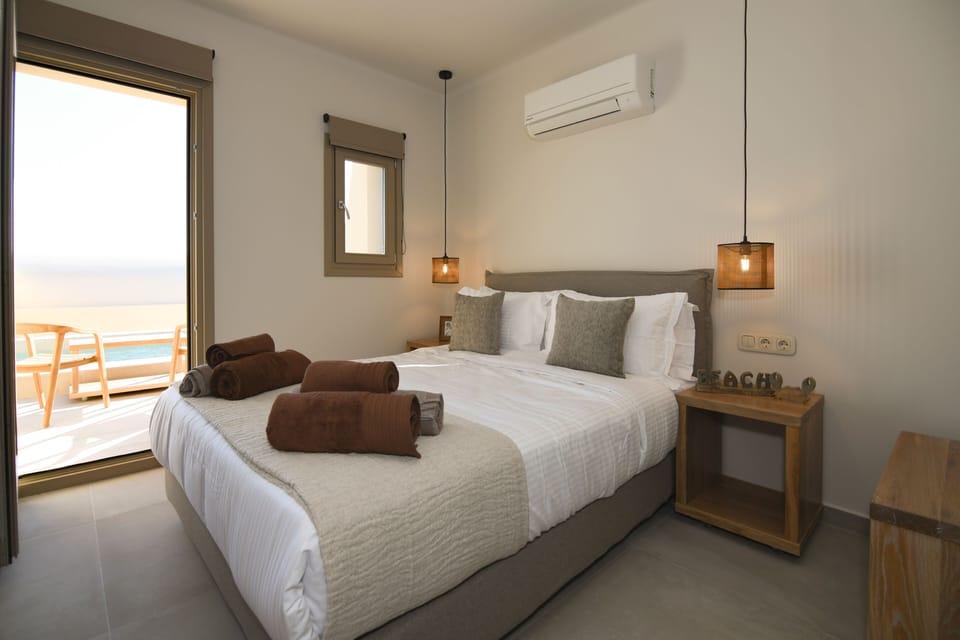 Santorini - Villa - Sleeps 4 - Pool - Parking Villa in Mesaria