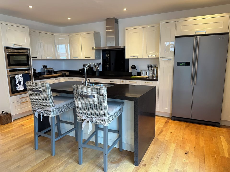 House, 4 Bedrooms | Private kitchen