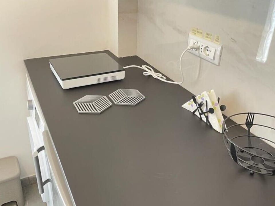 Studio, 1 Double Bed, Patio | Private kitchen | Electric kettle, dining tables
