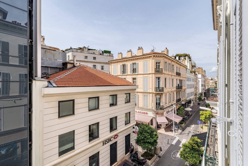Apartment rental in the heart of Cannes, a stone's throw from the beaches and the Palais des Festivals