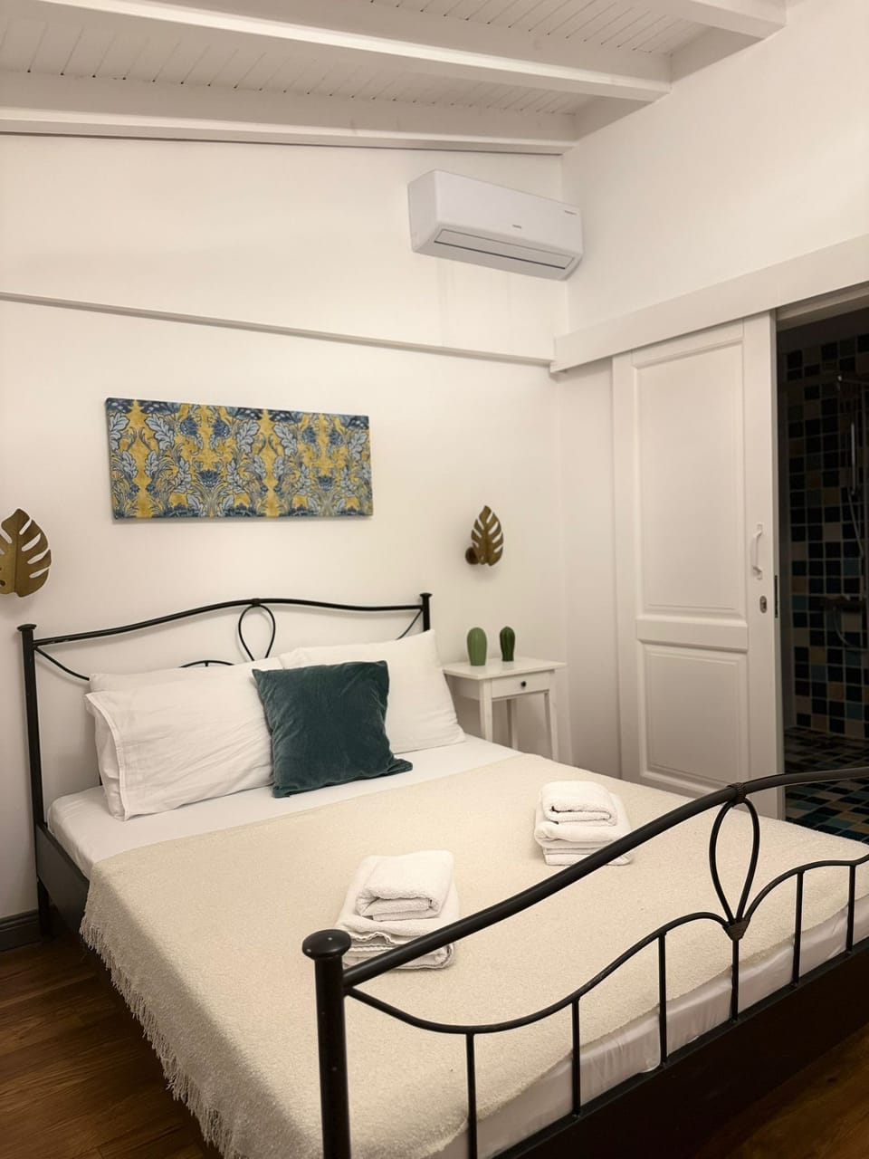Deluxe Room | Cribs (free), WiFi (free), bed sheets