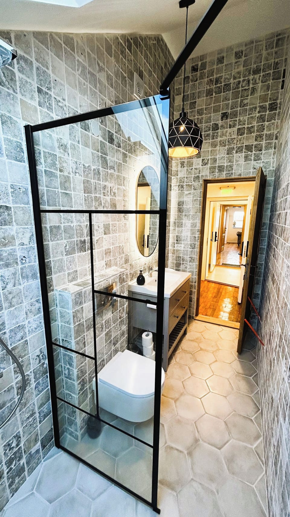 Premier Apartment | La bohème | Bathroom | Hair dryer, soap, shampoo, toilet paper