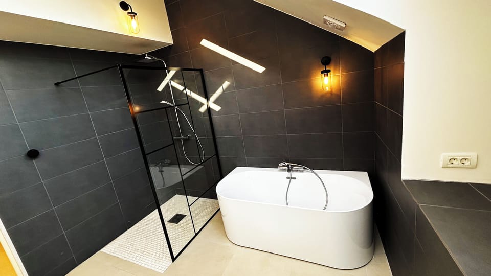 Penthouse apartment with terrace | The Composer | Bathroom | Hair dryer, soap, shampoo, toilet paper