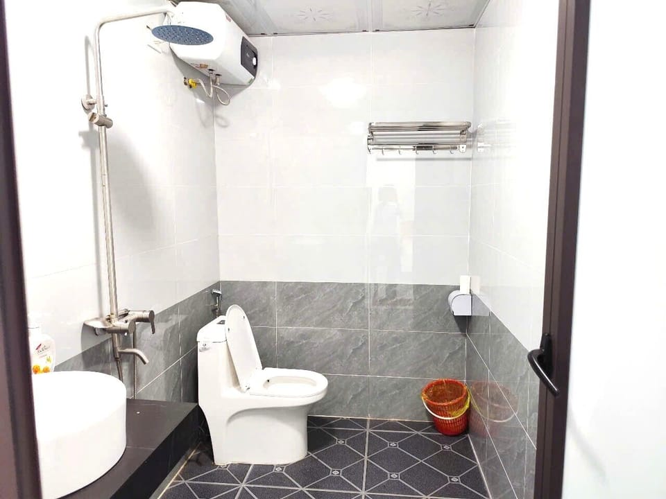 Shower, rainfall showerhead, free toiletries, hair dryer