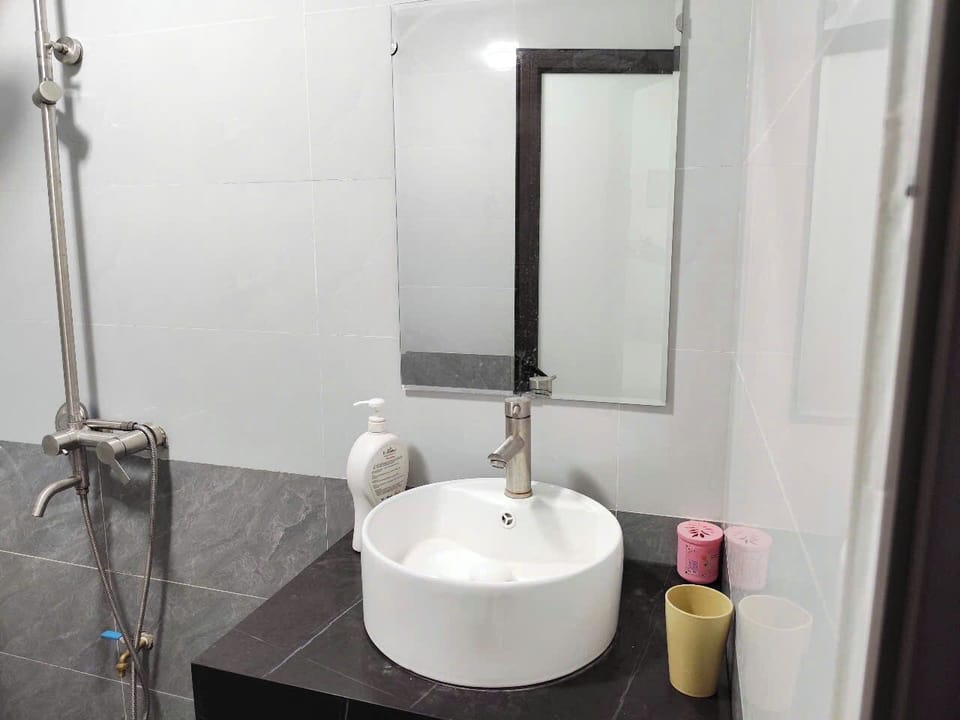 Shower, rainfall showerhead, free toiletries, hair dryer