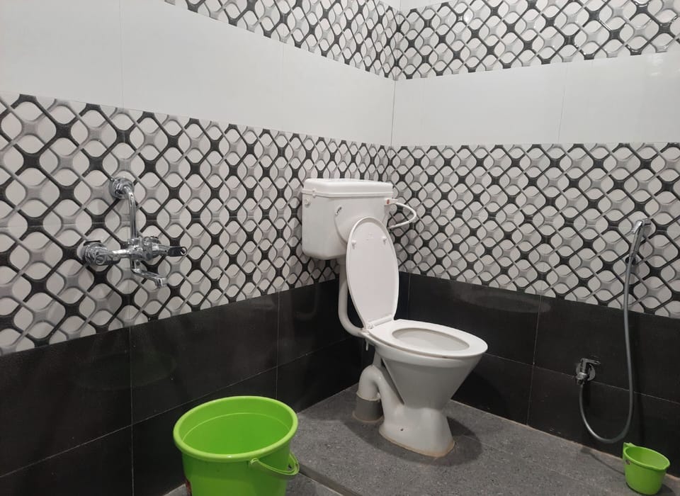 Standard Double Room | Bathroom | Shower, free toiletries, hair dryer (on request), towels
