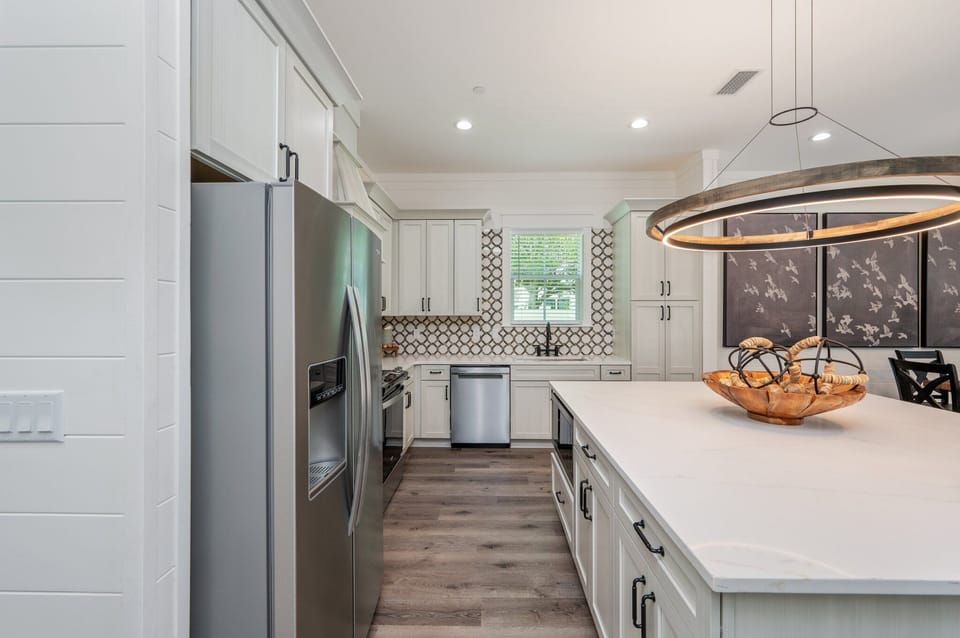 Well stocked kitchen allows the family chef to feel right at home! 