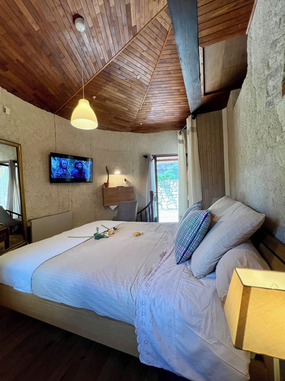 Chambre Tour, douche et WC privatifs | Individually furnished, desk, laptop workspace, iron/ironing board