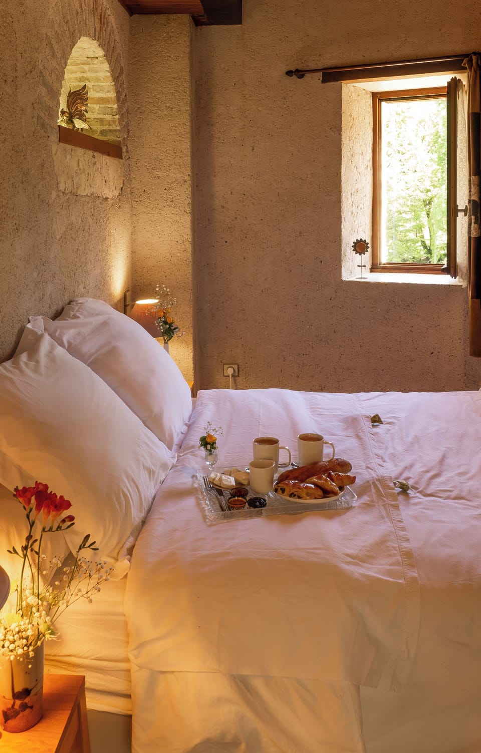 Chambre Tour, douche et WC privatifs | Individually furnished, desk, laptop workspace, iron/ironing board