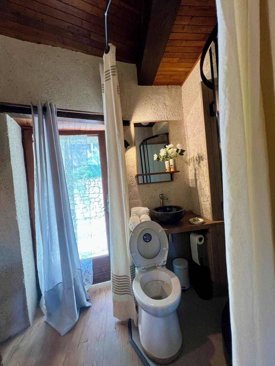 Chambre Tour, douche et WC privatifs | Individually furnished, desk, laptop workspace, iron/ironing board
