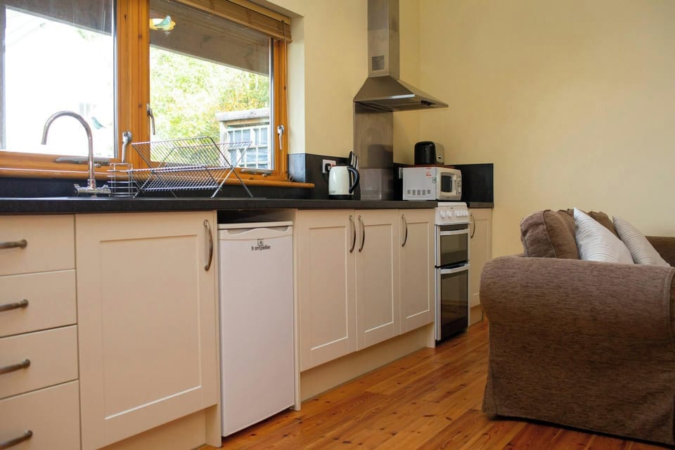 Kitchen with electric cooker and extractor hood.