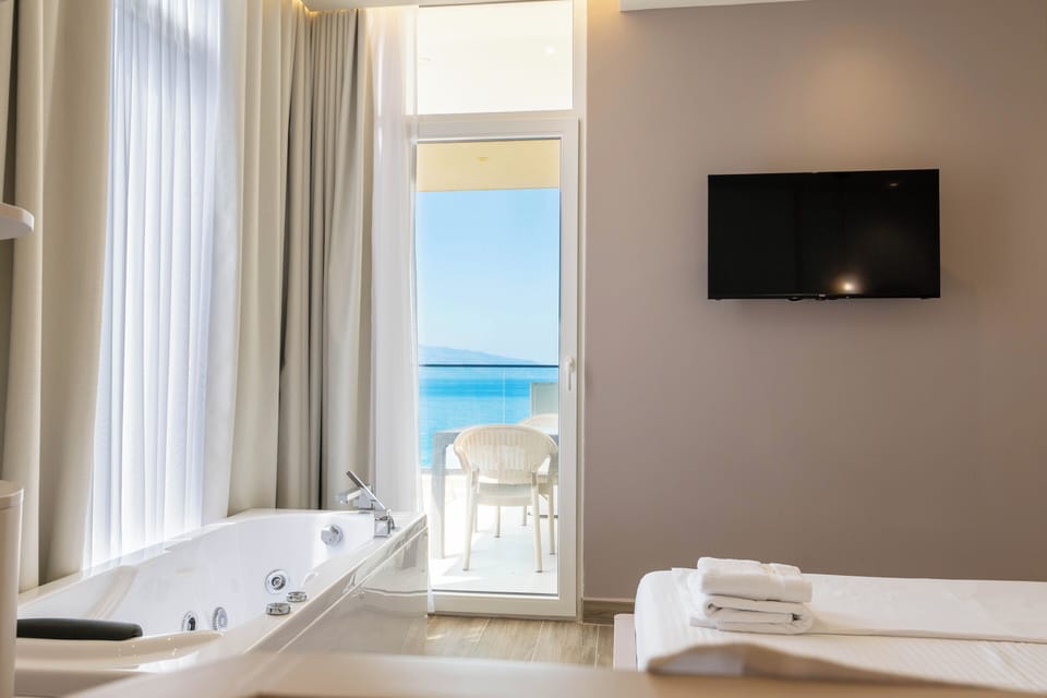 Suite, Sea View | Soundproofing, iron/ironing board, free WiFi, bed sheets