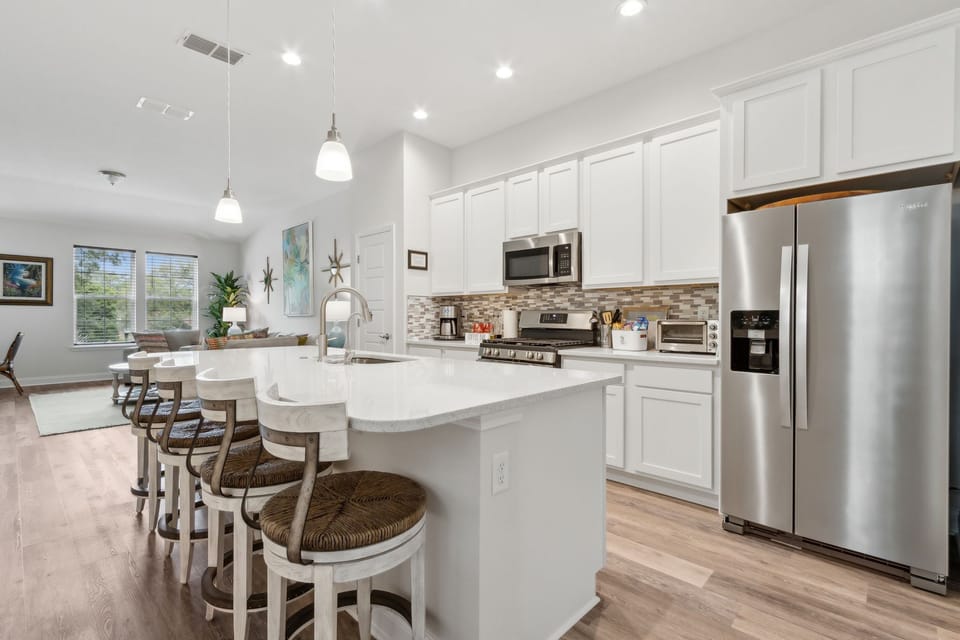 426 S 8th St - Full Kitchen and Breakfast Bar 1