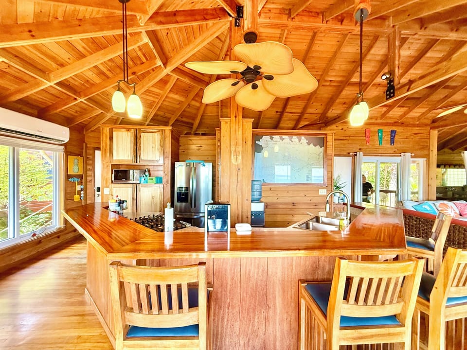 Full kitchen & bar