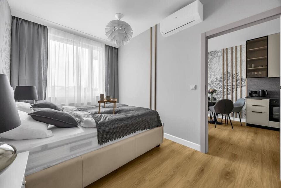 Bedroom with Queen Bed | Book Now with RENTUJEMY.COM
