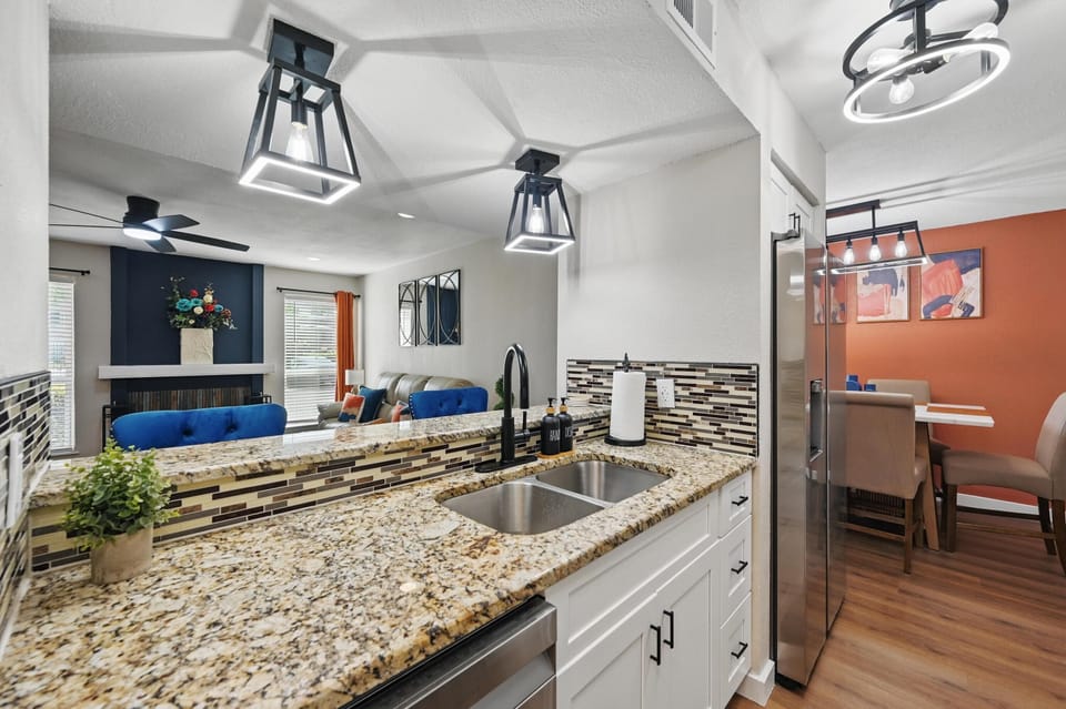 Fully stocked kitchen with Smart appliances (dishwasher)