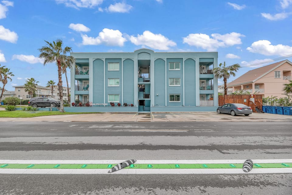 Small 6 plex with assigned parking 30 steps (across from beach.)