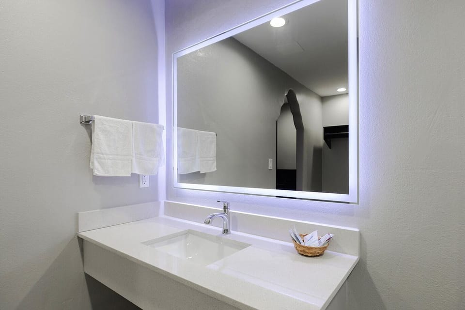 Romantic Room, 1 King Bed | Bathroom | Bathtub, free toiletries, hair dryer, towels