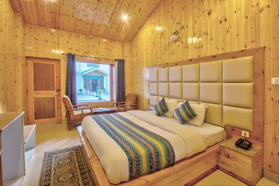 Deluxe Cottage | In-room safe, desk, laptop workspace, soundproofing