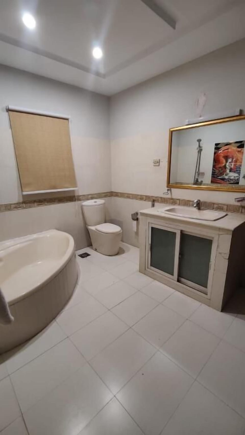 Deluxe Triple Room, City View | Bathroom | Shower, free toiletries, slippers, towels