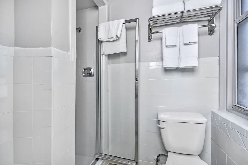 Refresh easily in a spotless bathroom with fresh towels ready.