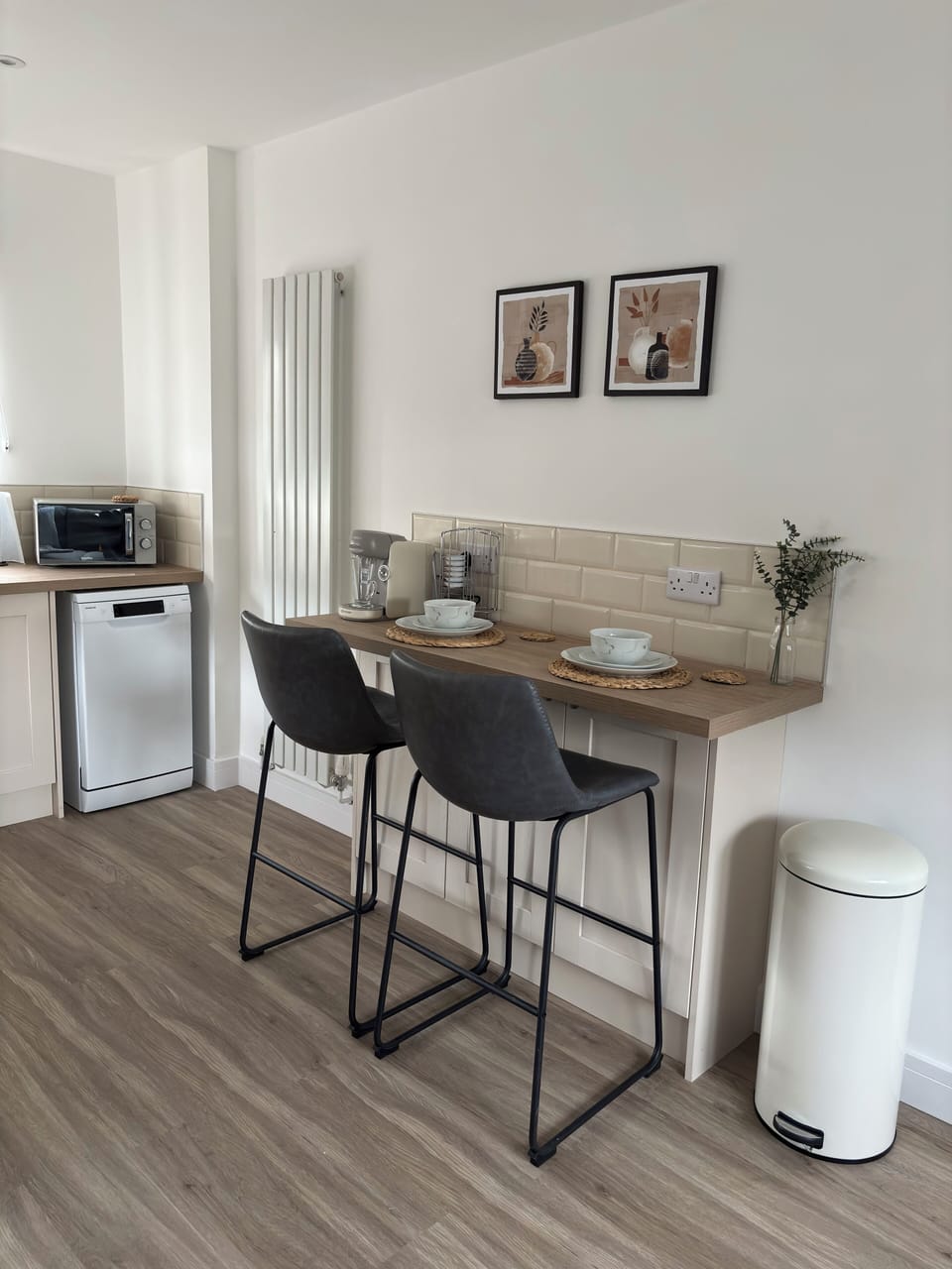 Little breakfast bar. Dishwasher is provided. 