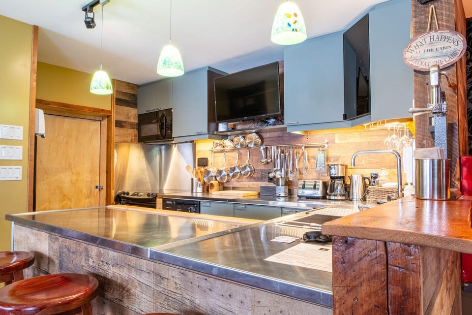Luxury Cabin | Private kitchen | Full-size fridge, oven, stovetop, dishwasher
