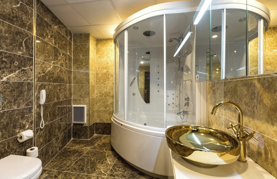 King Room | Bathroom | Shower, hair dryer, slippers, towels