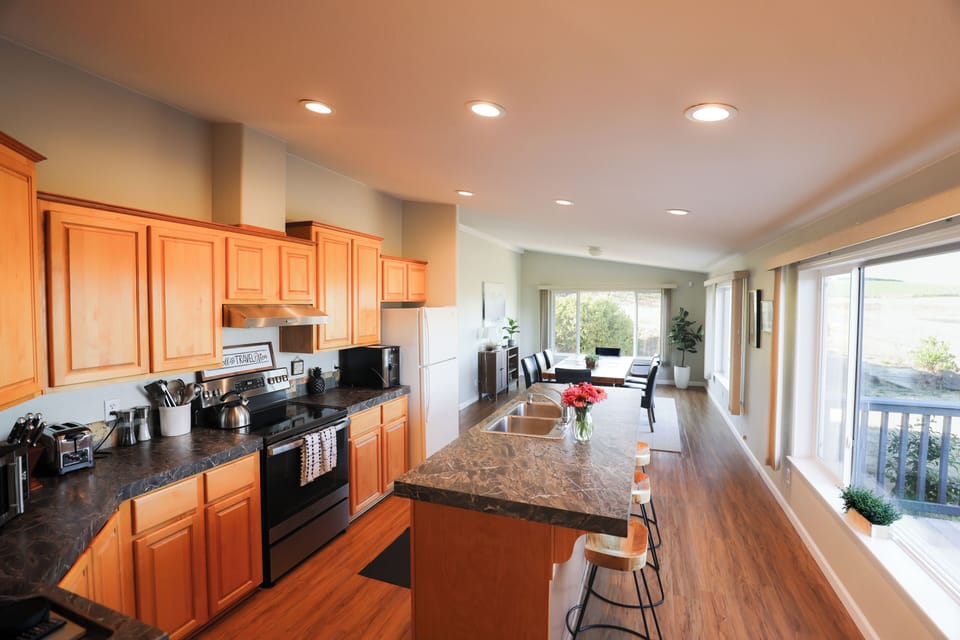 Full Kitchen with bar seating