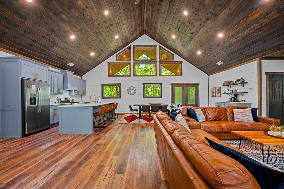Living Room: Bright and airy space with sleek furnishings and stunning forest views! Perfect for gatherings.