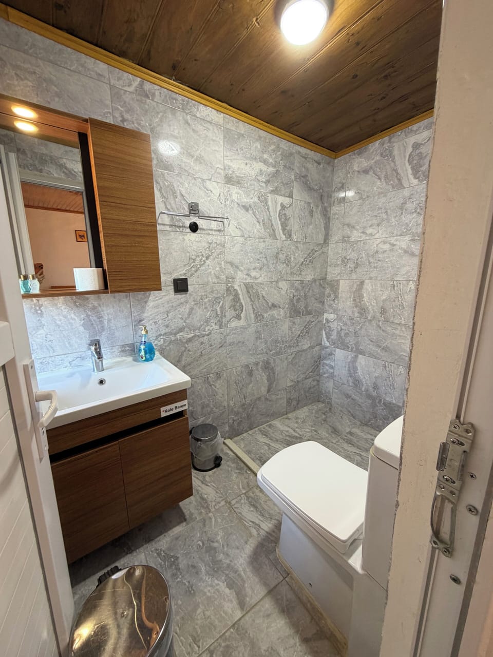 Standard Room | Bathroom | Hair dryer, towels, soap, shampoo