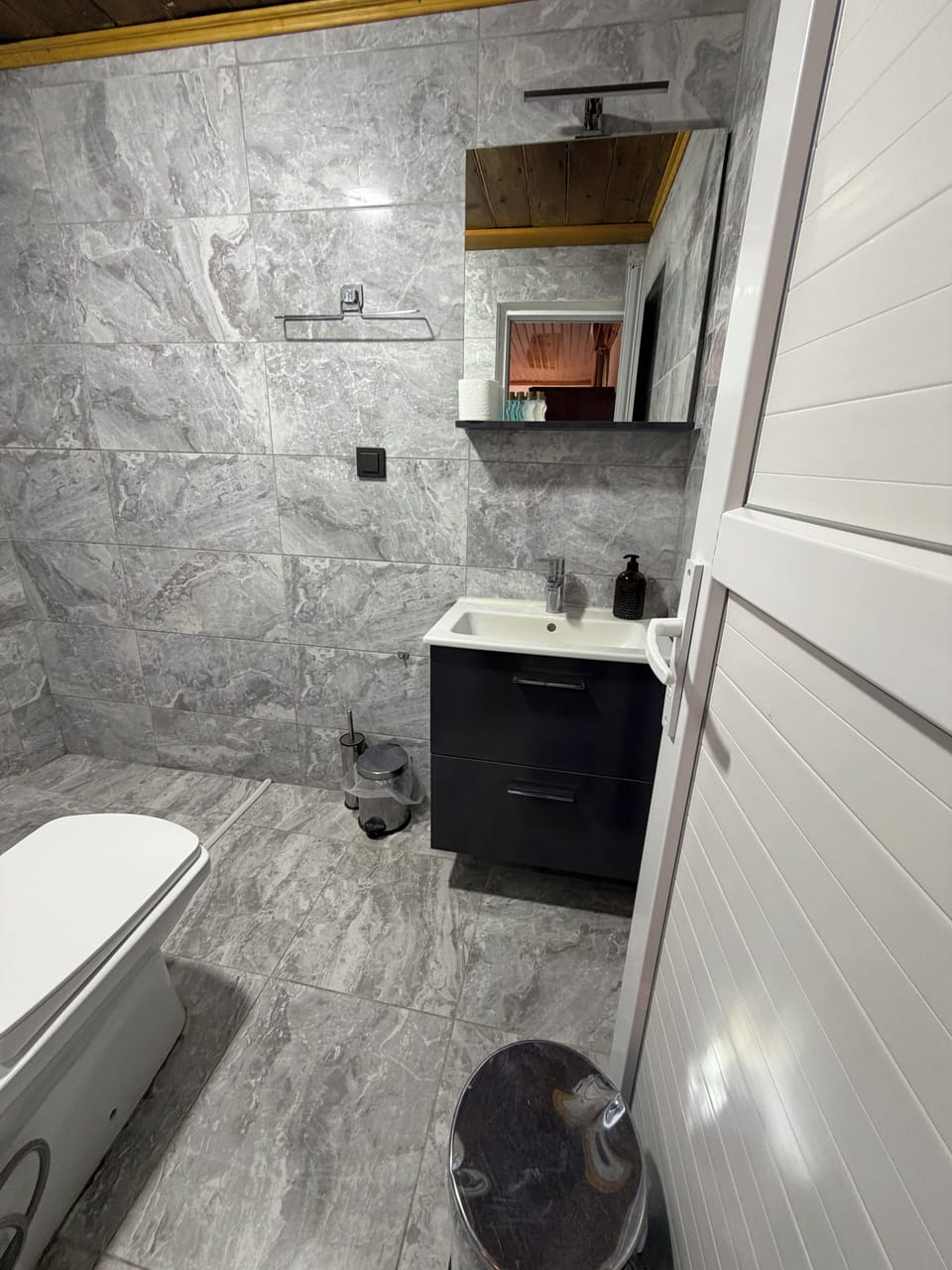 Standard Room | Bathroom | Hair dryer, towels, soap, shampoo