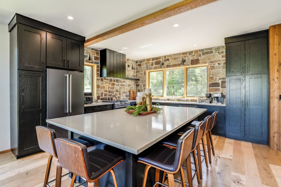 Large kitchen island with bar seating, perfect to enjoy breakfast at | Main Level