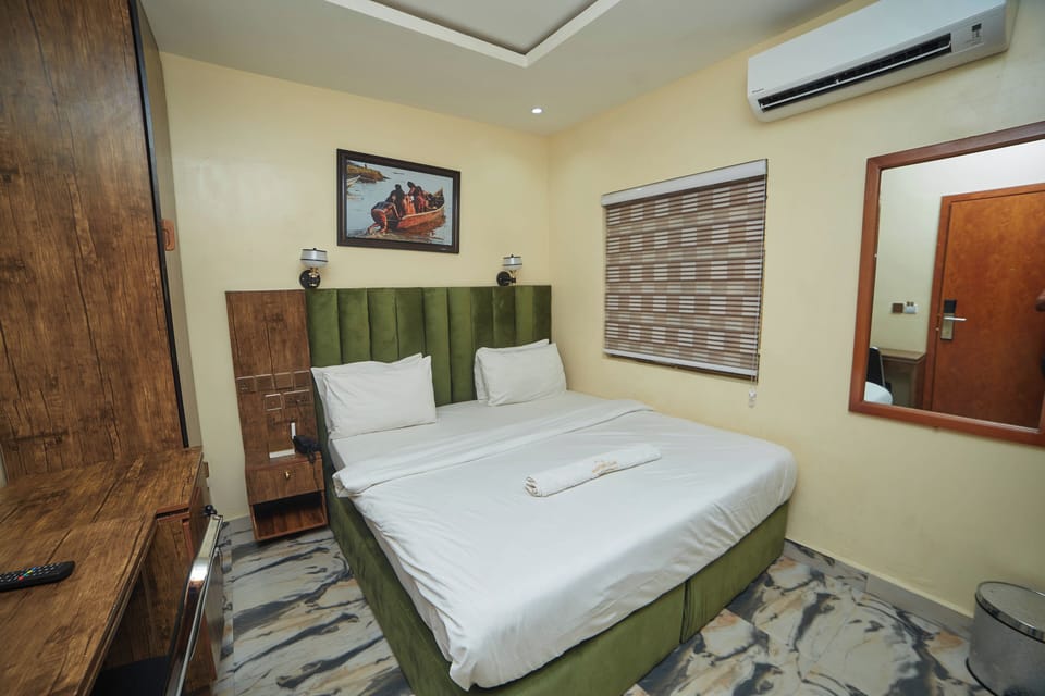 Desk, laptop workspace, soundproofing, free WiFi