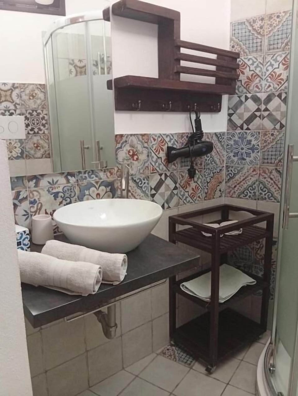 Superior Double Room | Bathroom | Shower, hair dryer, slippers, towels